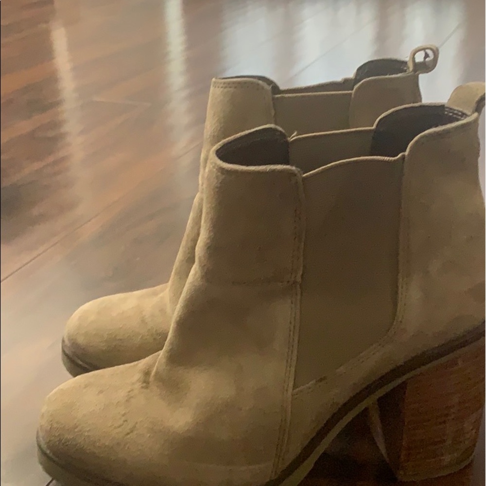 Crevo ankle bootie